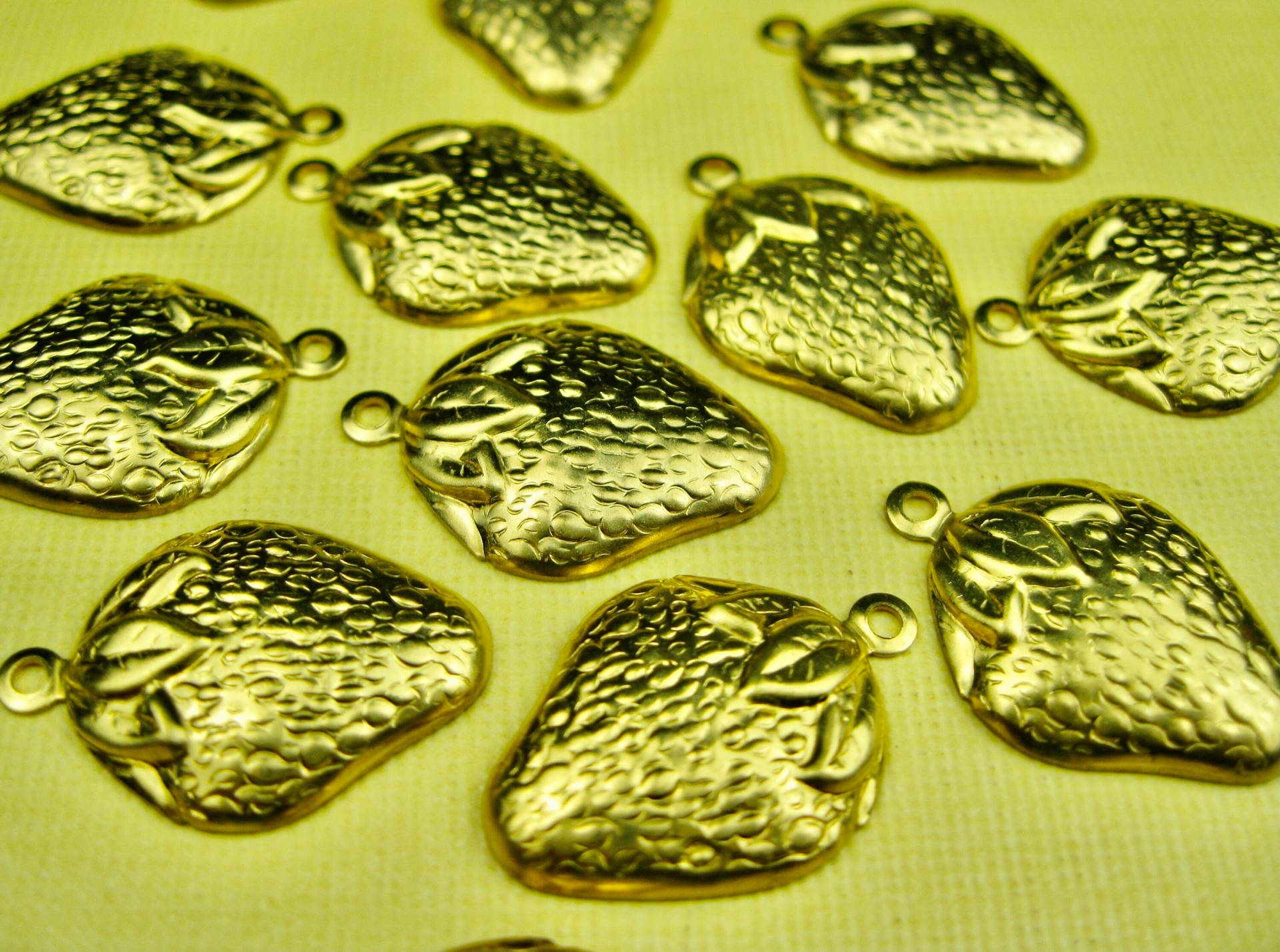 6 Vintage Veredelte Messing Gold Erdbeer Charm Anhänger 22mm von VintageBaubles