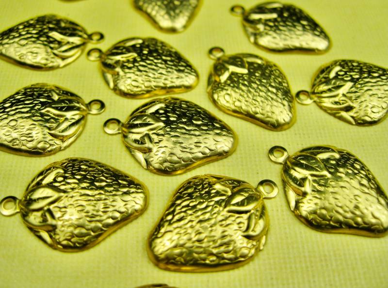 6 Vintage Veredelte Messing Gold Erdbeer Charm Anhänger 22mm 6 Vintage Veredelte Messing Gold Erdbeer Charm Anhänger 22mm von VintageBaubles