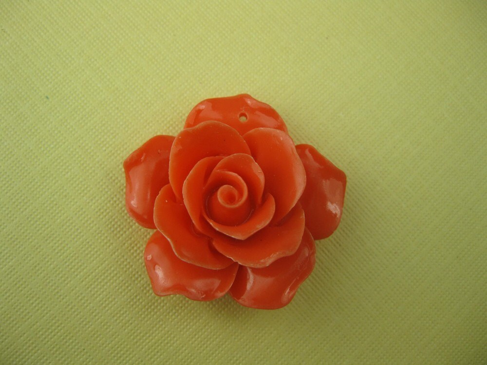 Vintage Koralle Lucite Rose Anhänger von VintageBaubles