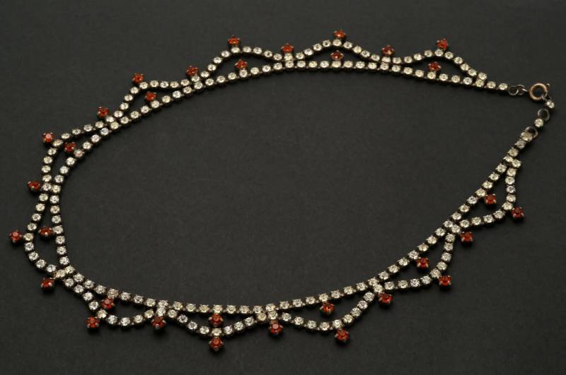 1940Er-Jahre-Halskette Mit Saphirfarbenen Oder Topasfarbenen Und Weißen Strasssteinen, Edelsteine Eingebettet in Kupferfarbenem Messing von VintageBeadsLisbon