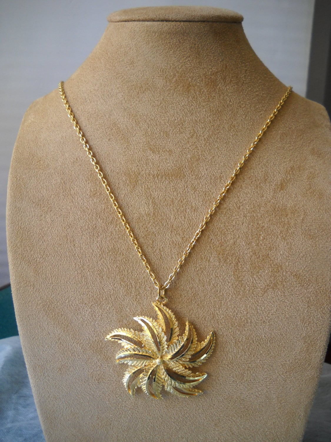 1970Er Jahre Boho-stil Gold Oder Silber Anhänger Halskette, Sun Spirale Galaxy Form Halskette von VintageBeadsLisbon