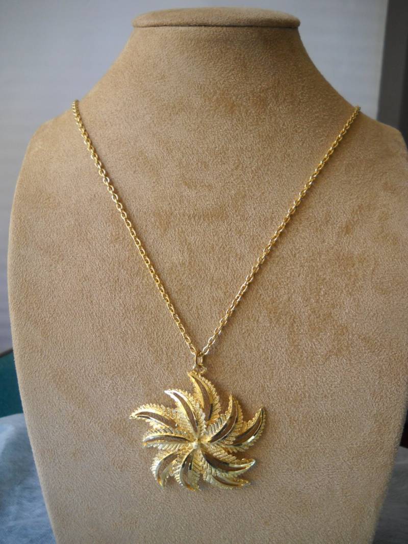 1970Er Jahre Boho-stil Gold Oder Silber Anhänger Halskette, Sun Spirale Galaxy Form Halskette von VintageBeadsLisbon