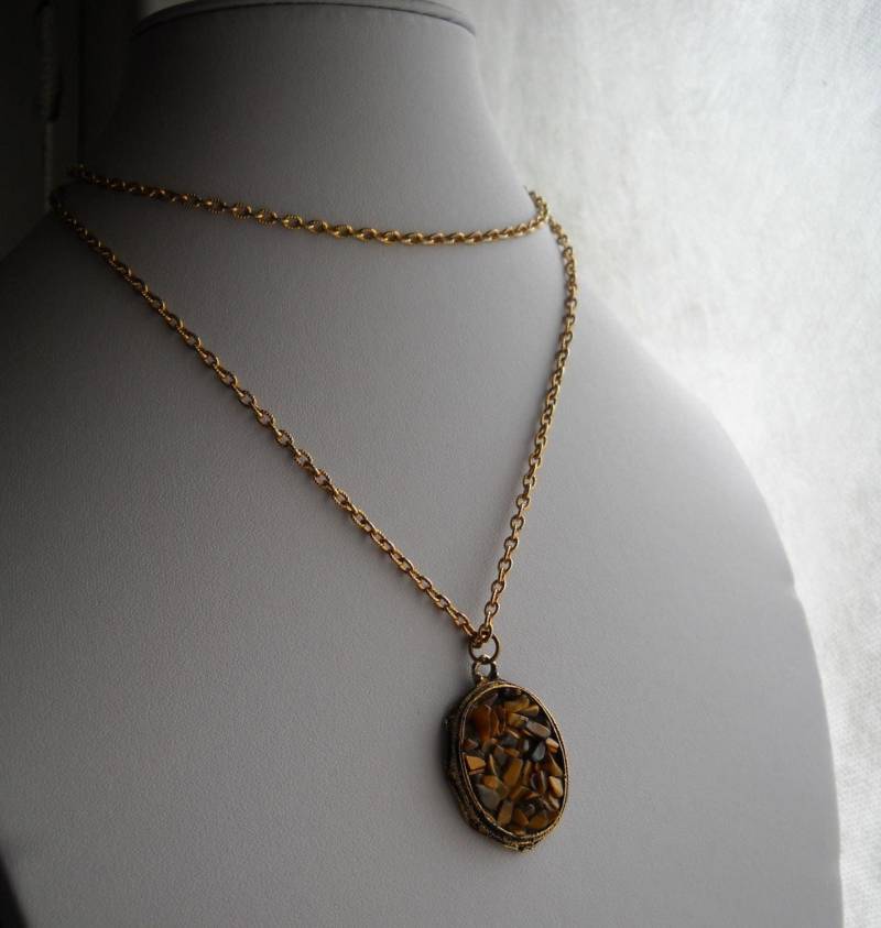 60Er-Jahre-Hollywood-Medaillon-Halskette. Art-Deco-Halskette. Vergoldete Kette. Ovales Bernsteinmedaillon in Verschiedenen Größen Und Formen von VintageBeadsLisbon