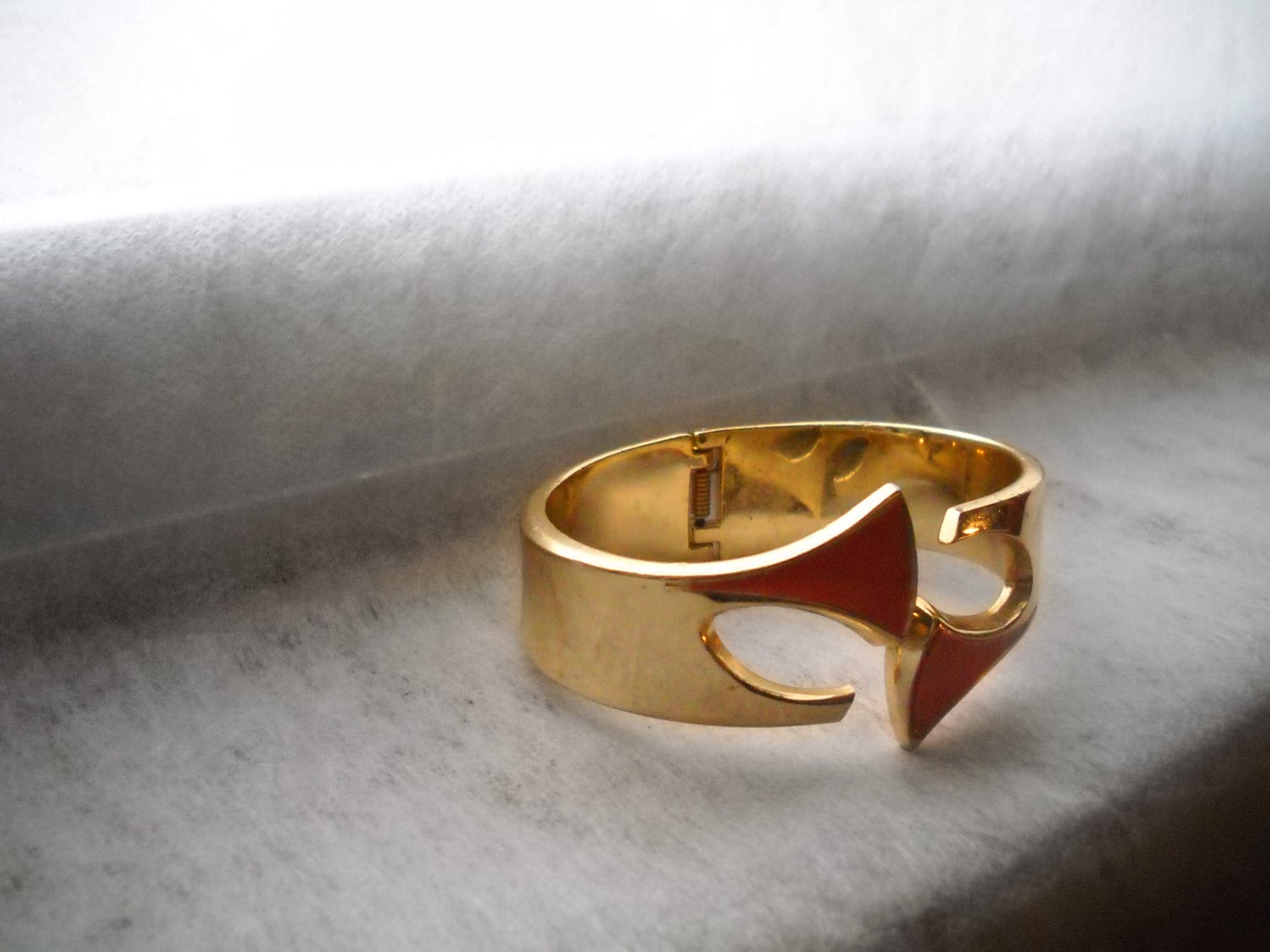 60Er-Jahre-Orena-Armband; Art Deco. Vergoldetes Messing Und Orangefarbene Kunststofffolie; Abstraktes Design. Einzelexemplar. Hergestellt in von VintageBeadsLisbon