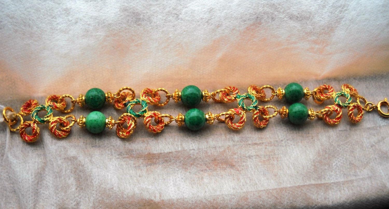 70Er Jahre Art-Deco-Armband. Handgefertigt in Italien. Muranoglasperlen Und Goldfarbener, Unregelmäßiger Draht Mit Bemalter Emaille Grün Rot von VintageBeadsLisbon