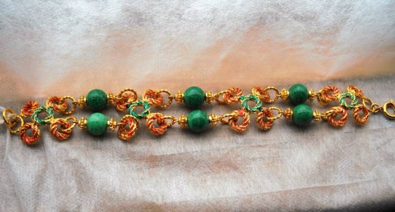 70Er Jahre Art-Deco-Armband. Handgefertigt in Italien. Muranoglasperlen Und Goldfarbener, Unregelmäßiger Draht Mit Bemalter Emaille Grün Rot von VintageBeadsLisbon