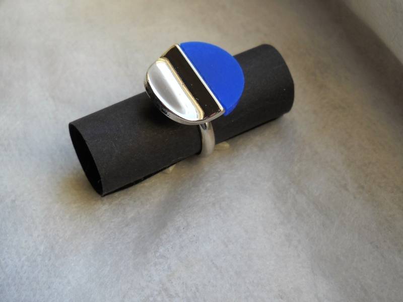 70Er Jahre Verstellbarer Deutscher Ring. Die Struktur Und Das Werk Bestehen Aus Poliertem Messing. Rundes, Halb Blaues Gewelltes, Verchromtes von VintageBeadsLisbon