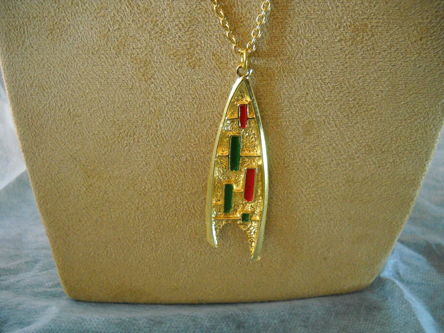 Art Deco 1960Er Jahre "Hollywood" Medaillon Halskette, 10Kt Vergoldete Eisenkette + Medaillon, Eingebettete Farbige Emaille Rechtecke, 3 von VintageBeadsLisbon