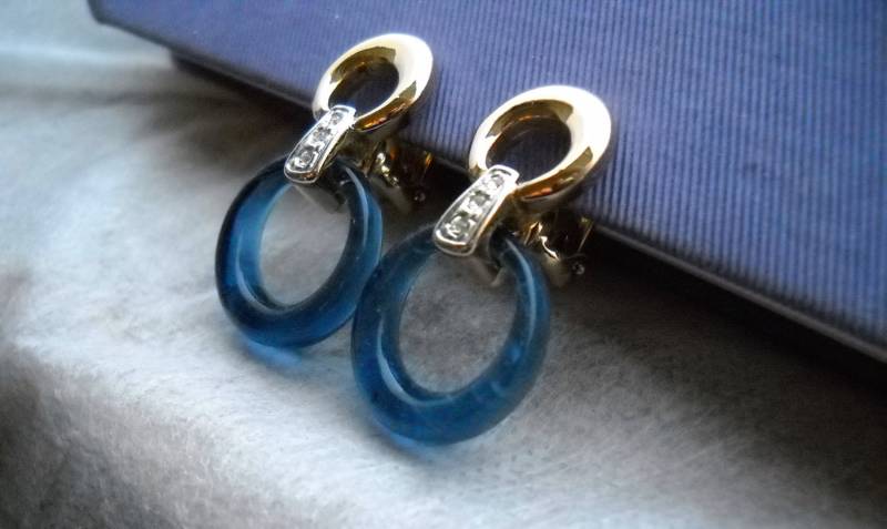 Doppelte Creolen Aus Den Späten 80Ern, Verbunden Durch Ein Rechteckiges Glied Mit Drei Swarovski-Kristallen; Blauer Ring Lucite Schwachem Weiß von VintageBeadsLisbon