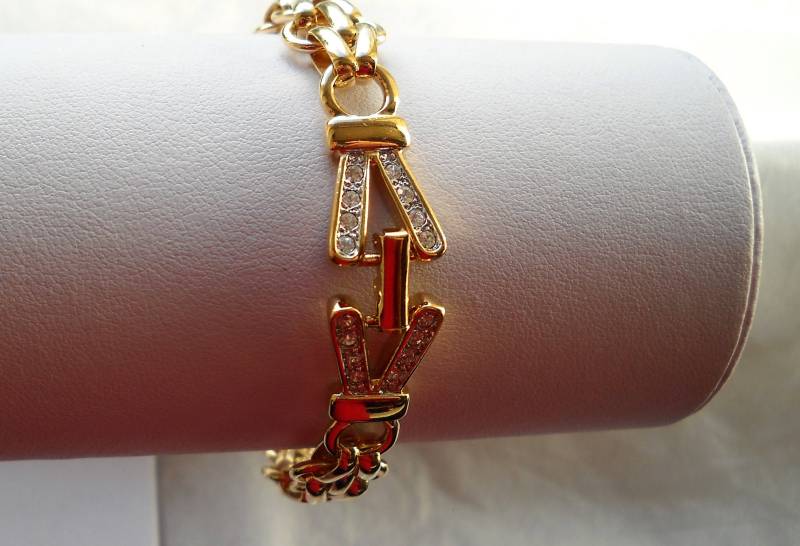 Ende Der 80Er Jahre Deutschland-Armband. Ein V-Förmiger Verschluss Des Uhrenarmbandes Auf Beiden Seiten Mit Kristall-strasssteinen in Einer von VintageBeadsLisbon