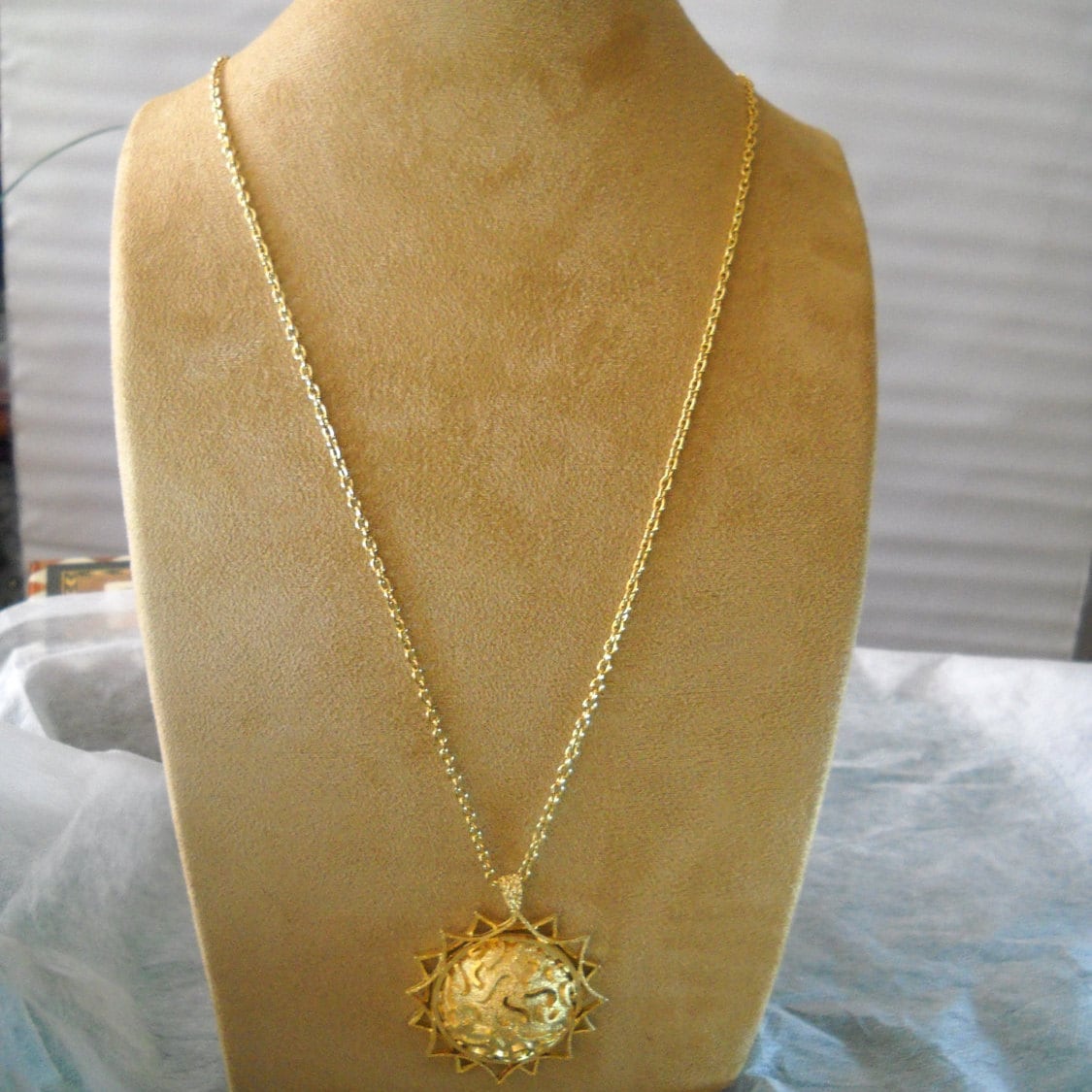 Halskette Goldfarbenes Medaillon | 5 cm Gehämmerte Messingkette | 70 cm, Art Deco 1950Er Jahre, Goldfarbene Kette von VintageBeadsLisbon