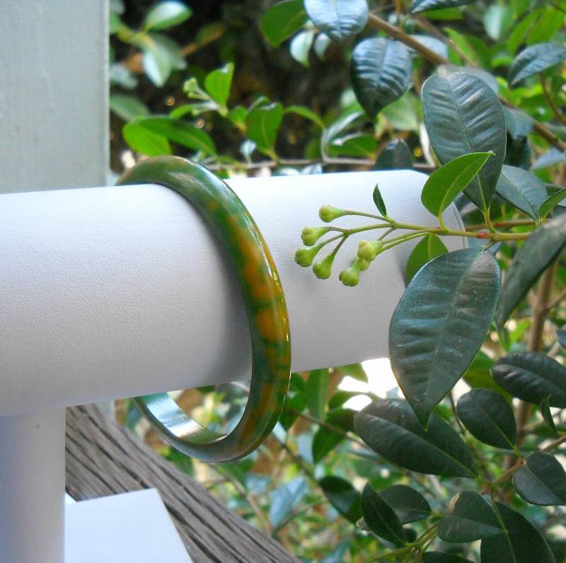 Lucite-Armband Aus Den 1960Er Jahren. Deutsches Handgefertigtes Boho-Armband in Grün Und Dunkelgelb. Armreifbreite 1 cm. Einzelexemplar von VintageBeadsLisbon