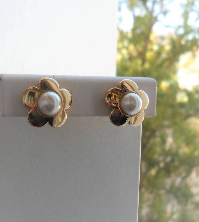 Neueste Ausgabe, Vergoldete Ohrclips. Blumenmuster Mit Einer Weißen Perle in Der Mitte. Hergestellt Italien Anfang 90Er Jahre. High-Fashion-Schmuck von VintageBeadsLisbon