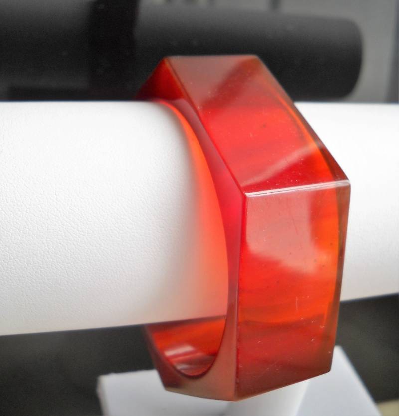 Sechseckiges Boho-Vintage-Lucite-Armband Aus Den Späten 1970Ern; Armreif Apfelsaft Durchscheinend; Innendurchmesser 2, 6 Zoll. Einzelnes Exemplar von VintageBeadsLisbon