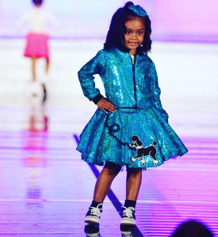 Custom Mädchen Pailletten Pudelrock Und Bomberjacke Mit Schleife von VintageBeauty86