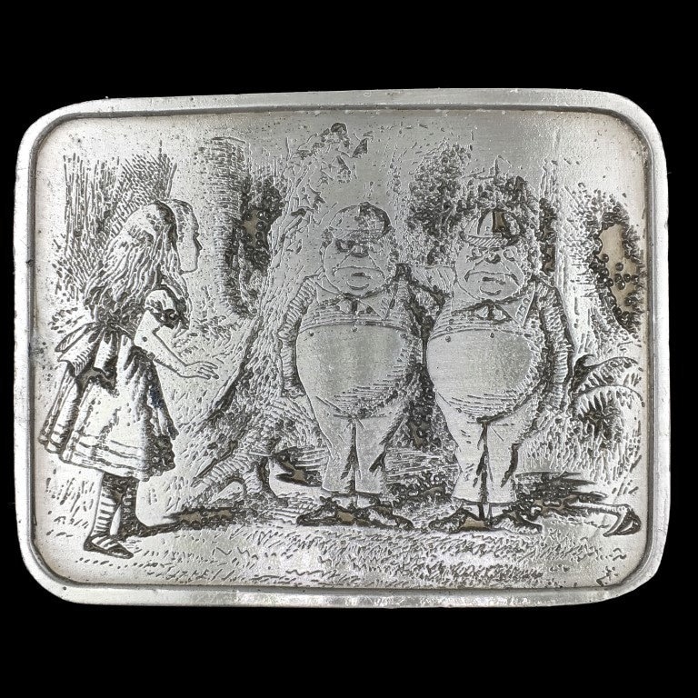 Alice Abenteuer Im Wunderland Buch Illustration Tweedledee Tweedledum Memorabilia Sammlerstück Vintage 1970Er Jahre Nos New Old Stock Gürtelschnalle von VintageBeltBuckle
