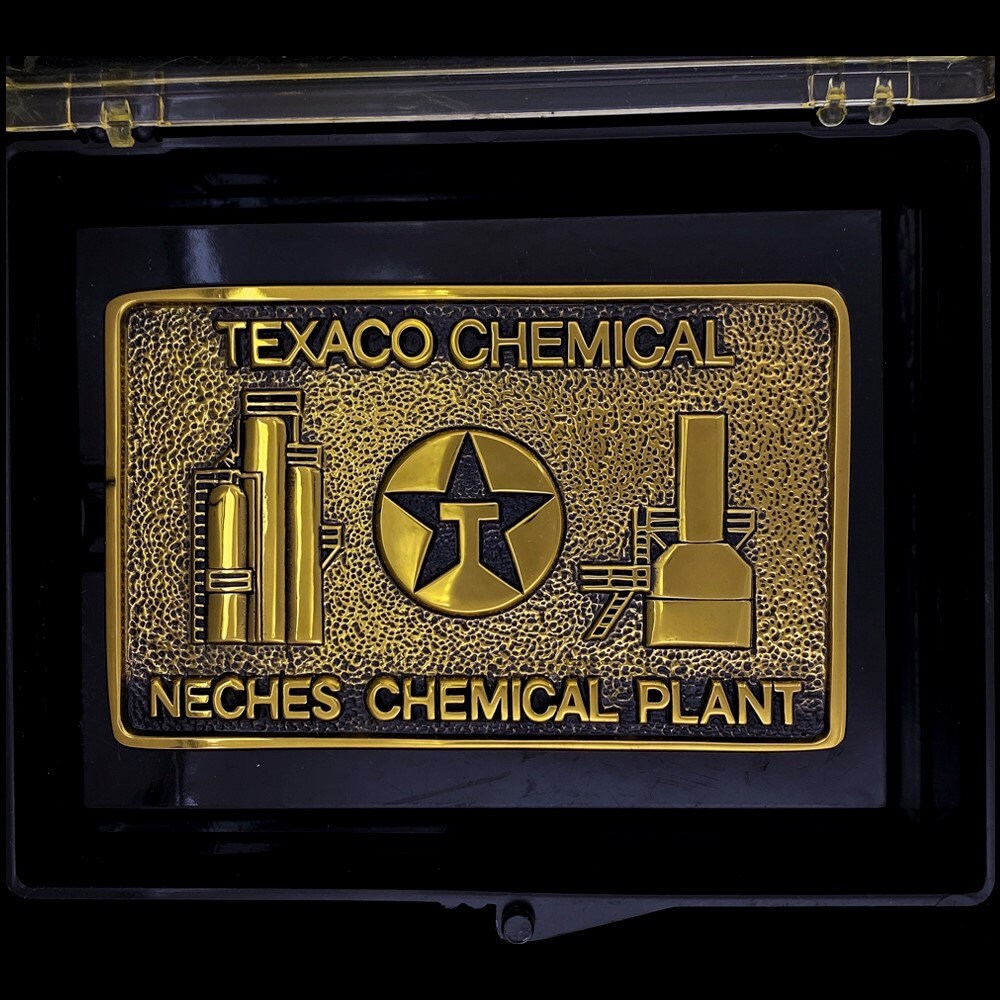 Messing Texaco Chemiehafen Neches Texas Werk Nos Vintage Gürtelschnalle Öl Ölfeld Feld Mitarbeiter Gas Energie Bohrinsel Derrick von VintageBeltBuckle