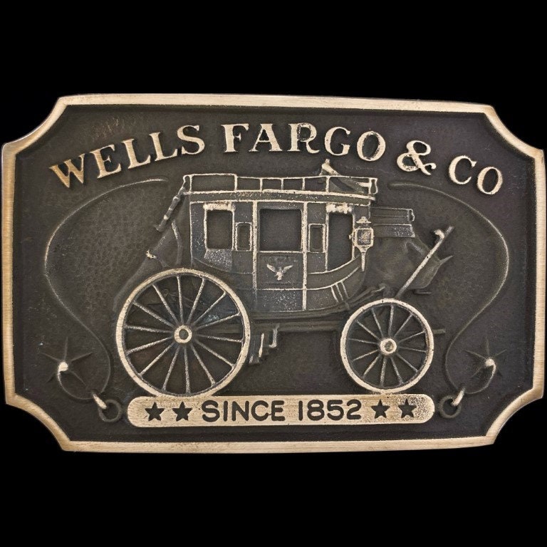 Messing Wells Fargo Bank Pferdekutsche Postkutsche 1970Er Jahre Vintage Gürtelschnalle Firma 1852 Us Mail Pony Express Western Cowboy Americana von VintageBeltBuckle