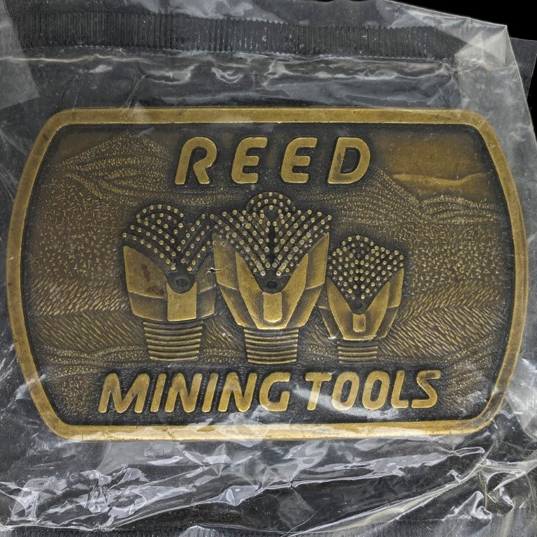 New Reed Mining Tools Baker Ölfeld Gas 1980Er Jahre Nos Vintage Gürtelschnalle Öl Energie Rig Derrick Bohrplattform Mens von VintageBeltBuckle