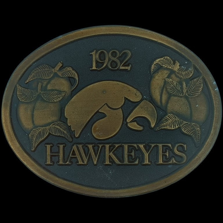 Peach Bowl Iowa Hawkeyes Universität Football Hawks Ui 1980Er Jahre Nos Vintage Gürtelschnalle College Team Stolz Fan Erinnerungsstücke Des Moines von VintageBeltBuckle