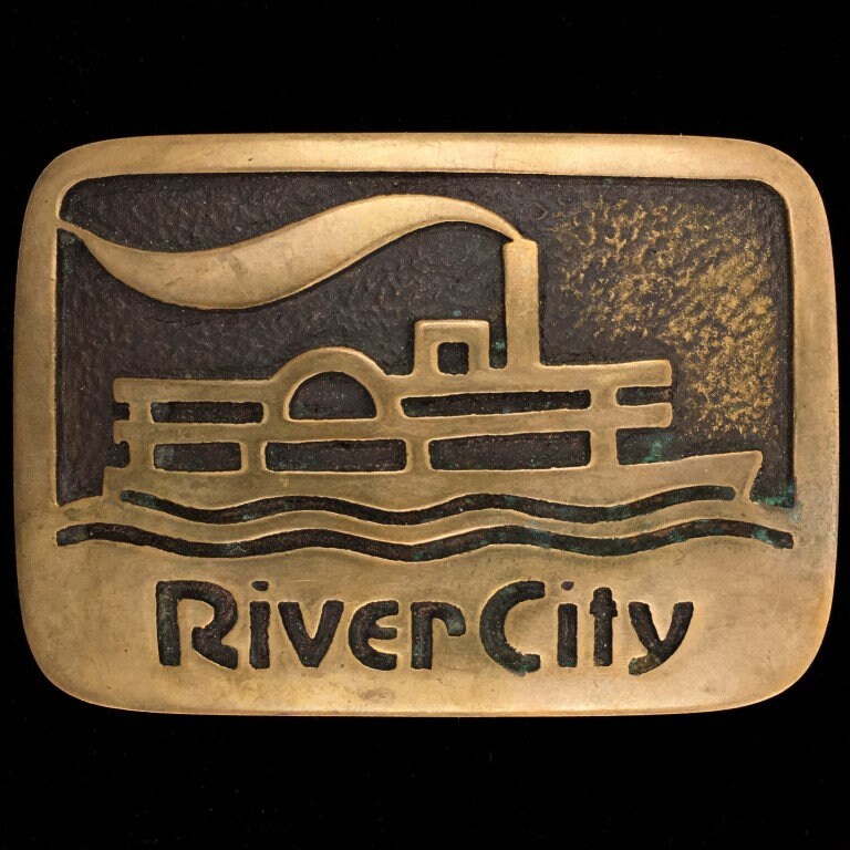 River City Star Omaha Nebraska Flussboot Party Kreuzfahrtboot Messing Riverfront Erlebnis Erinnerungsstücke 1980Er Jahre Vintage Gürtelschnalle von VintageBeltBuckle