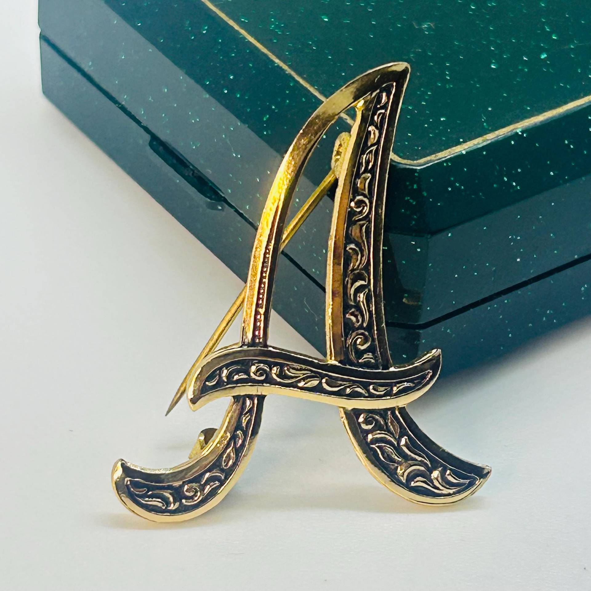 Ein Buchstabe Brosche Vintage Anstecknadel Messing Alphabet Name Anfangsmonogramm von VintageBijouStore