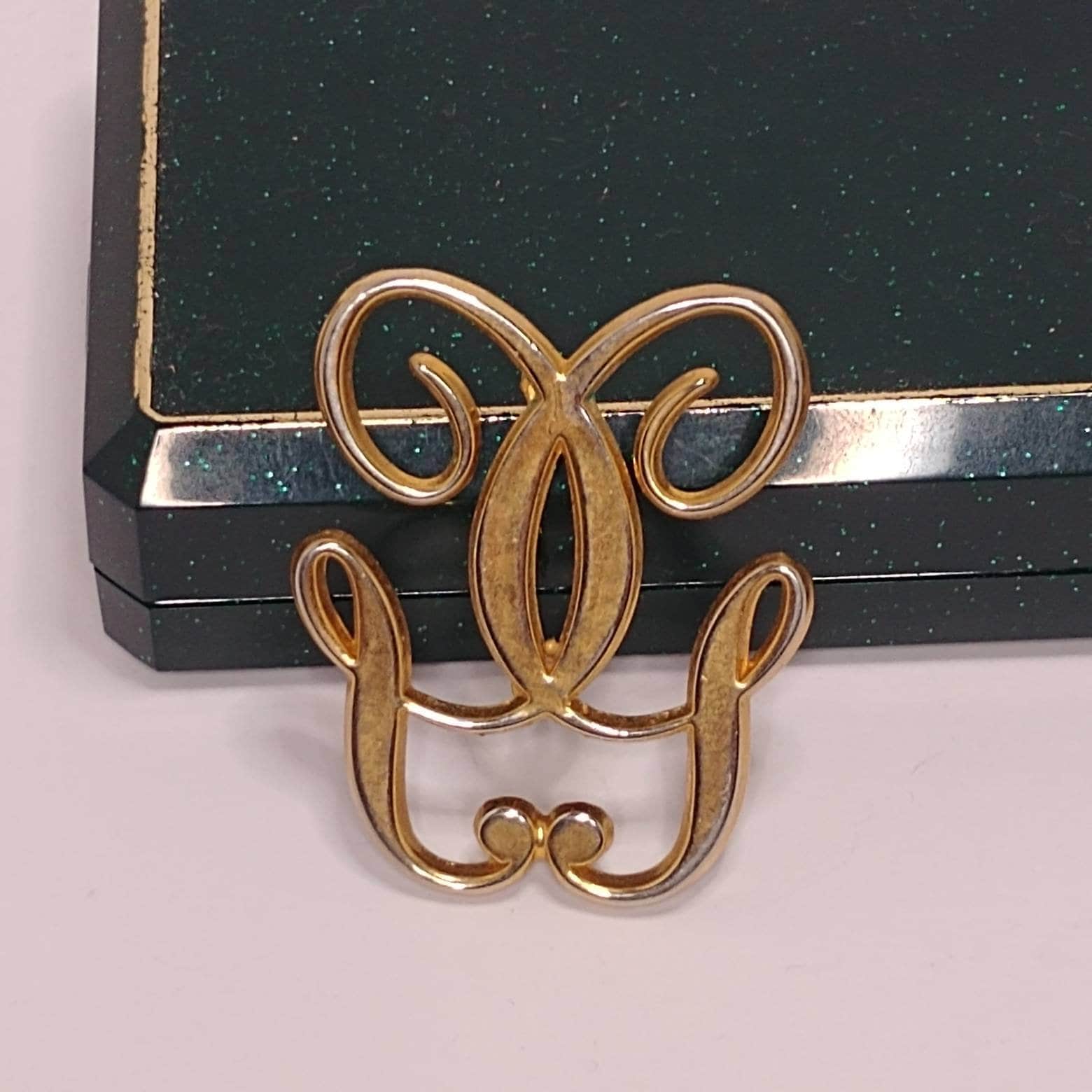 Vintage Guerlain Vergoldete Monogramm Brosche von VintageBijouStore