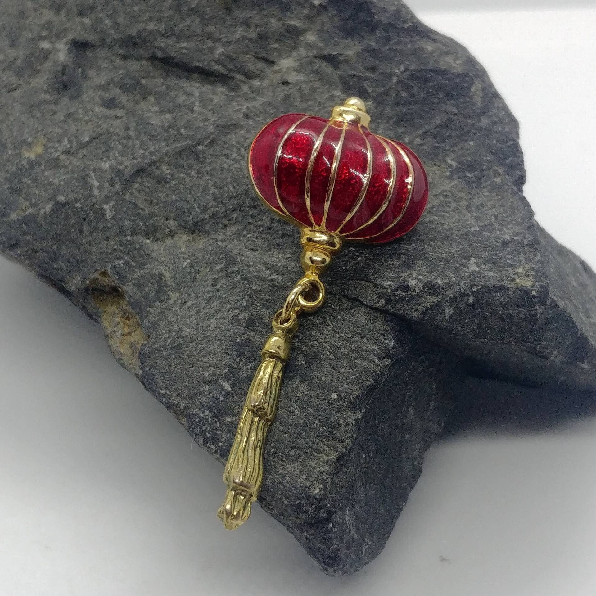 Kleine Vintage Brosche/Anstecknadel in Form Einer Lampionblume. Ein Symbol, Das Freude Macht. Goldfarben Mit Roter Emaille von VintageBijouStore