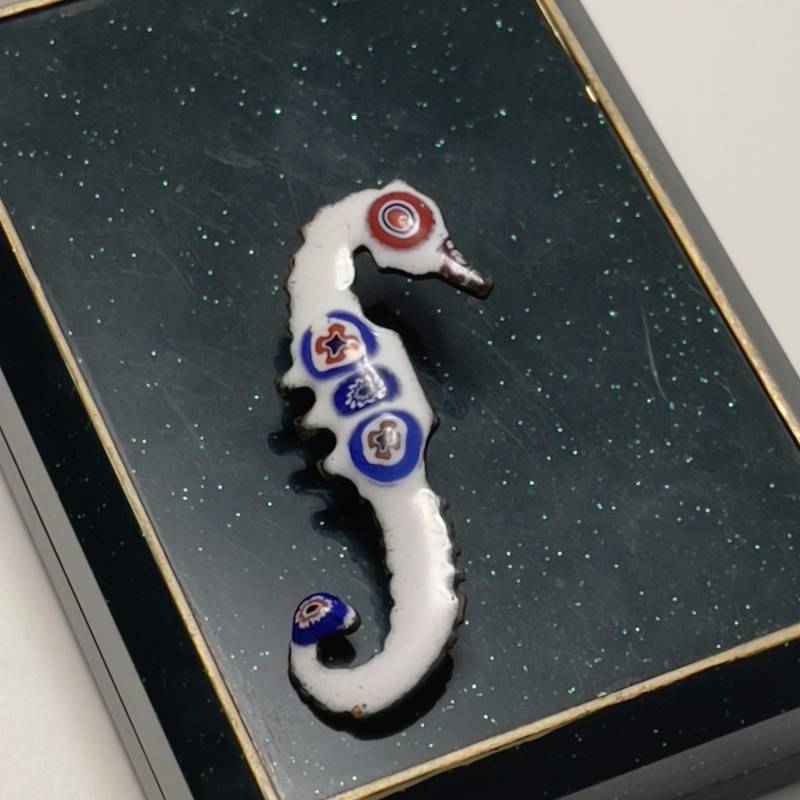 Kleine Vintage Brosche Seepferdchen in Weißer Emaille Kleine Vintage Brosche Seepferdchen in Weißer Emaille von VintageBijouStore