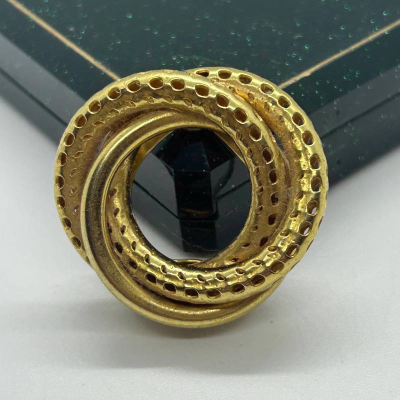 Runder Goldfarbener Vintage Kleiderclip in Kranzform von VintageBijouStore