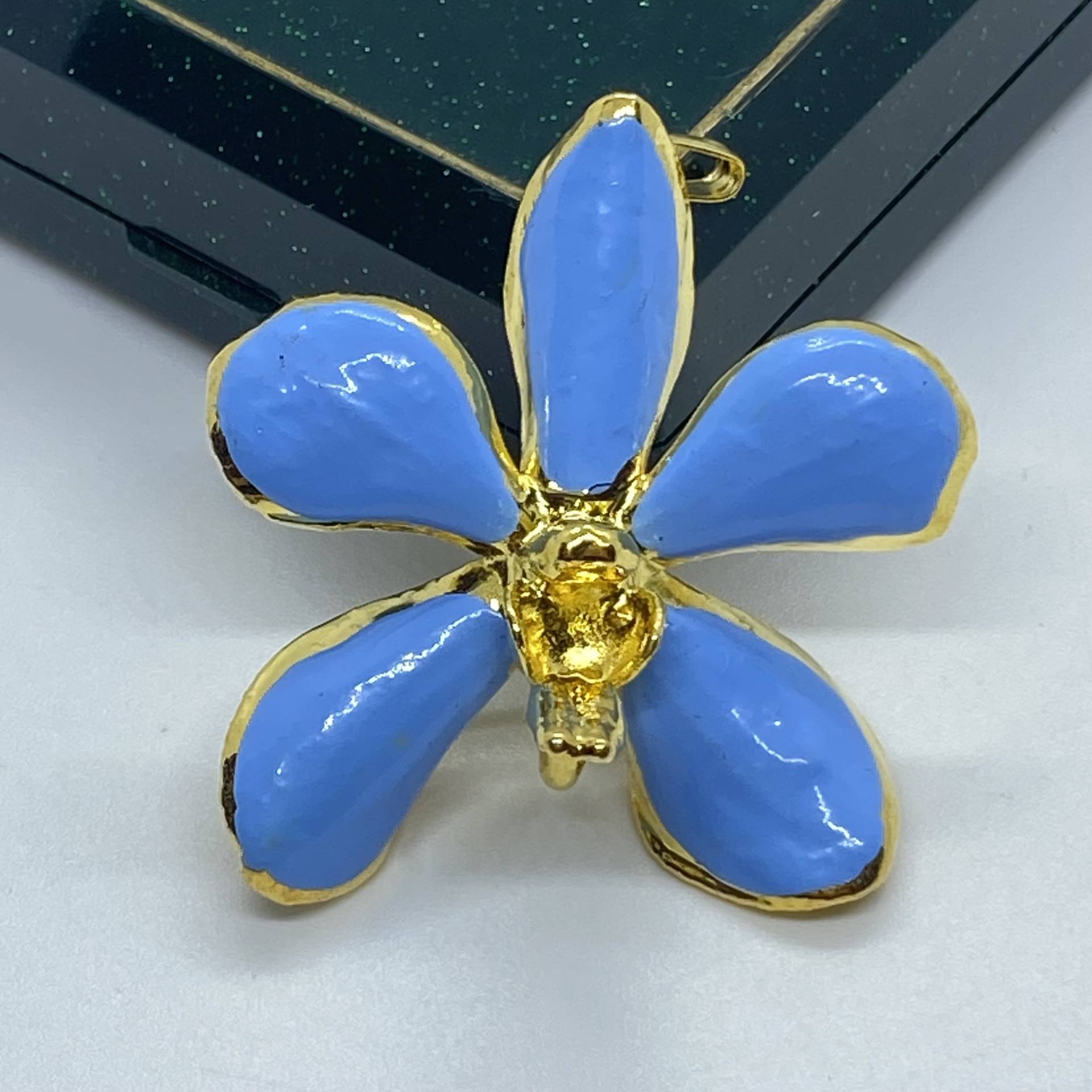 Vintage 22K Vergoldete Orchideen Brosche-Anhänger Mit Blauer Emaille, Signiert Risis von VintageBijouStore