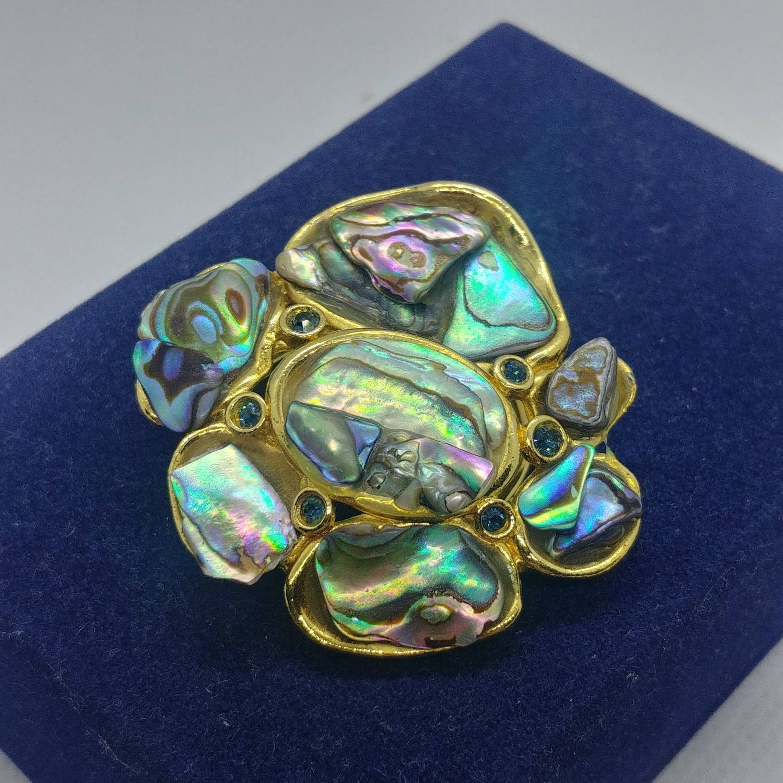 Vintage Abalone Brosche Anstecknadel Goldfarbene Anstecknadel von VintageBijouStore