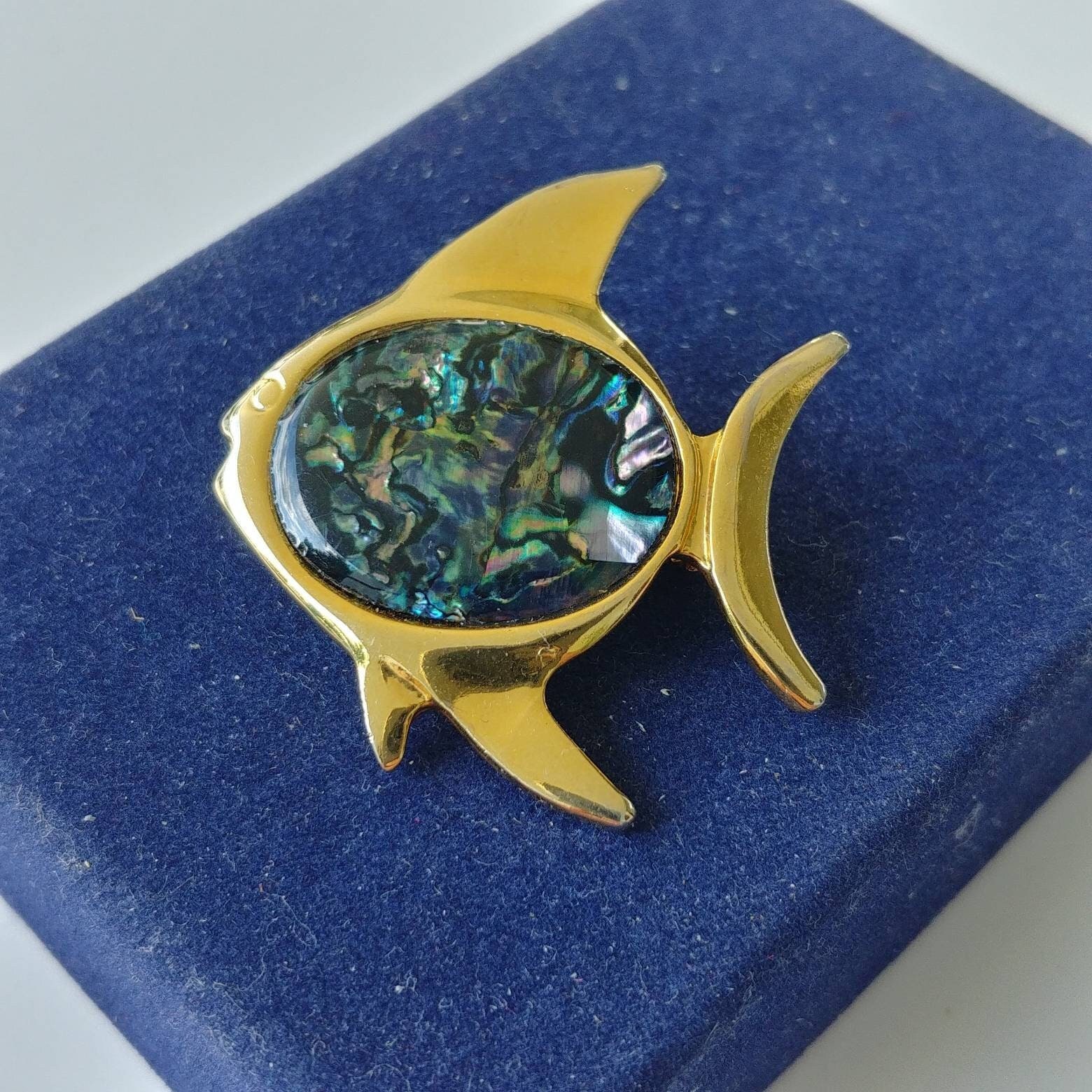 Vintage Abalone Fisch Brosche Goldfarbener Kaiserfisch von VintageBijouStore