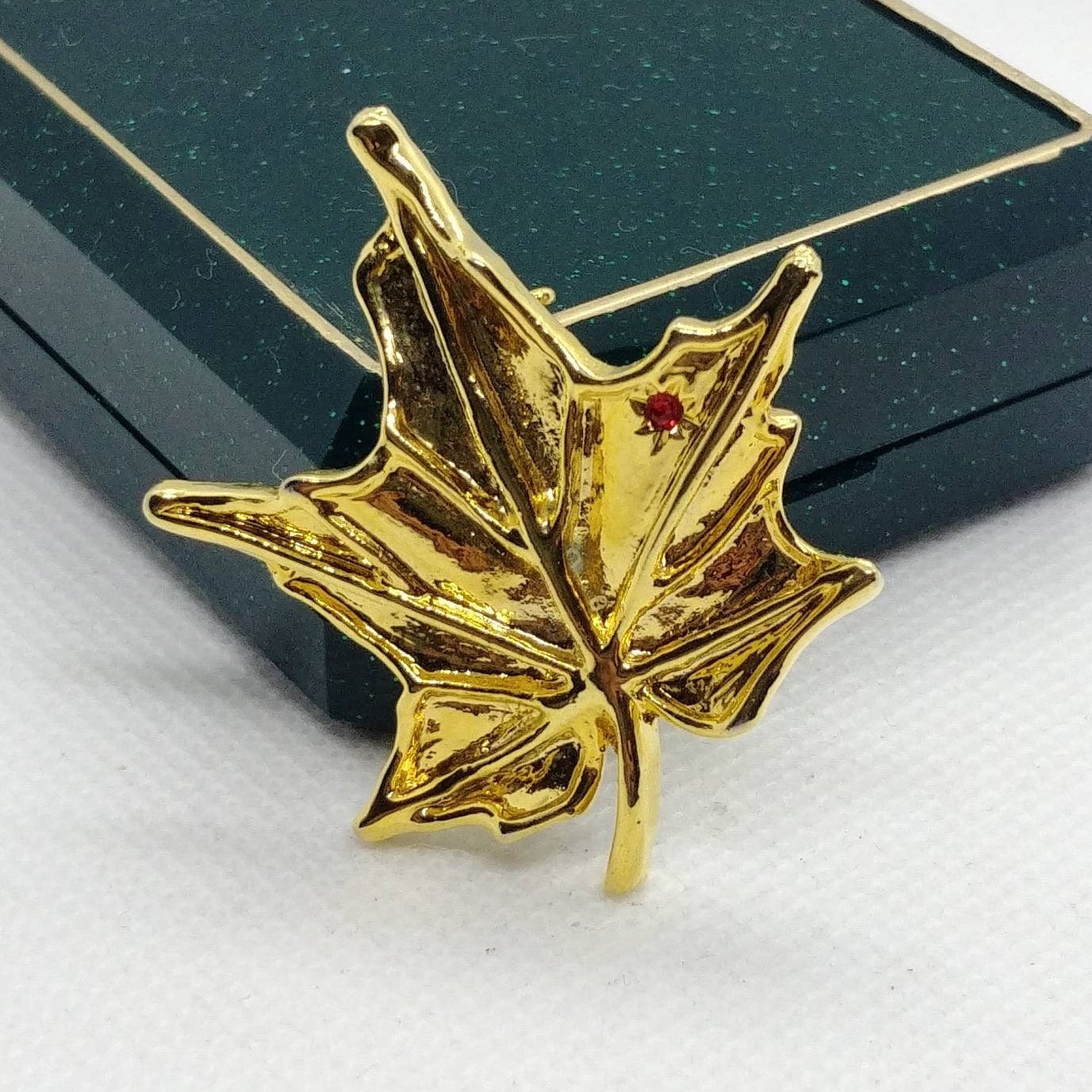 Vintage Ahornblatt Brosche Aus Gold Messing.signiert Aconda von VintageBijouStore
