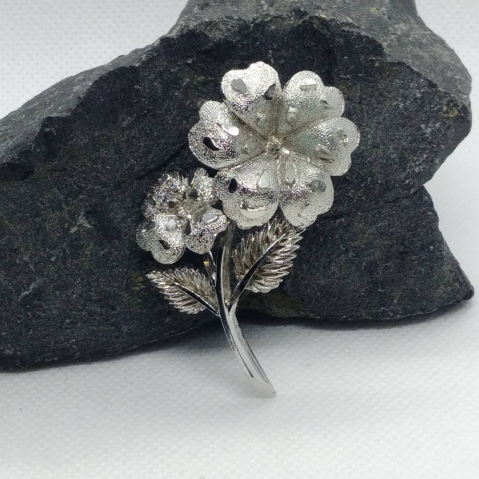 Vintage Anstecknadel, Silber Gebürstet von VintageBijouStore