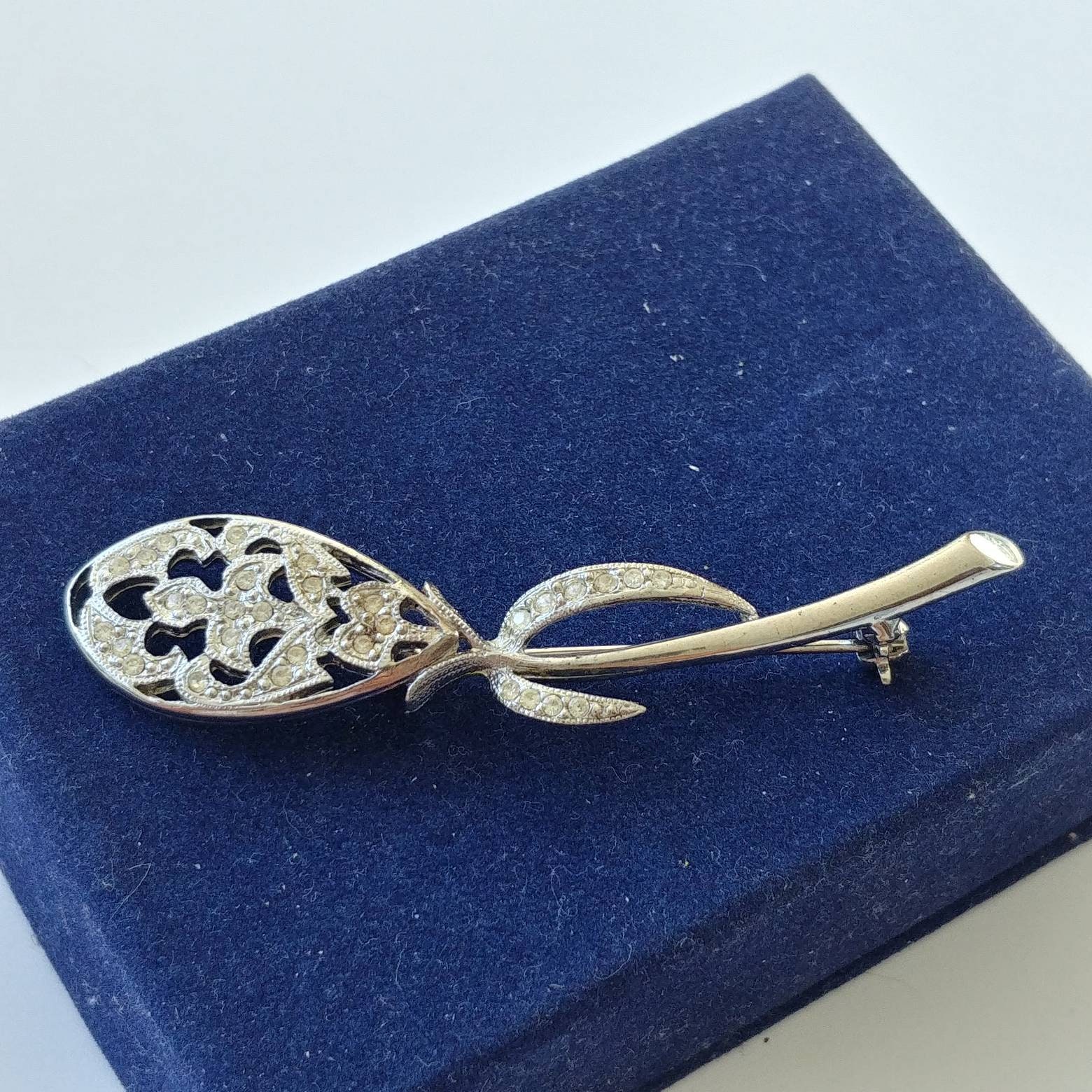 Vintage Anstecknadel Blume Brosche Silberfarben Mit Strass von VintageBijouStore