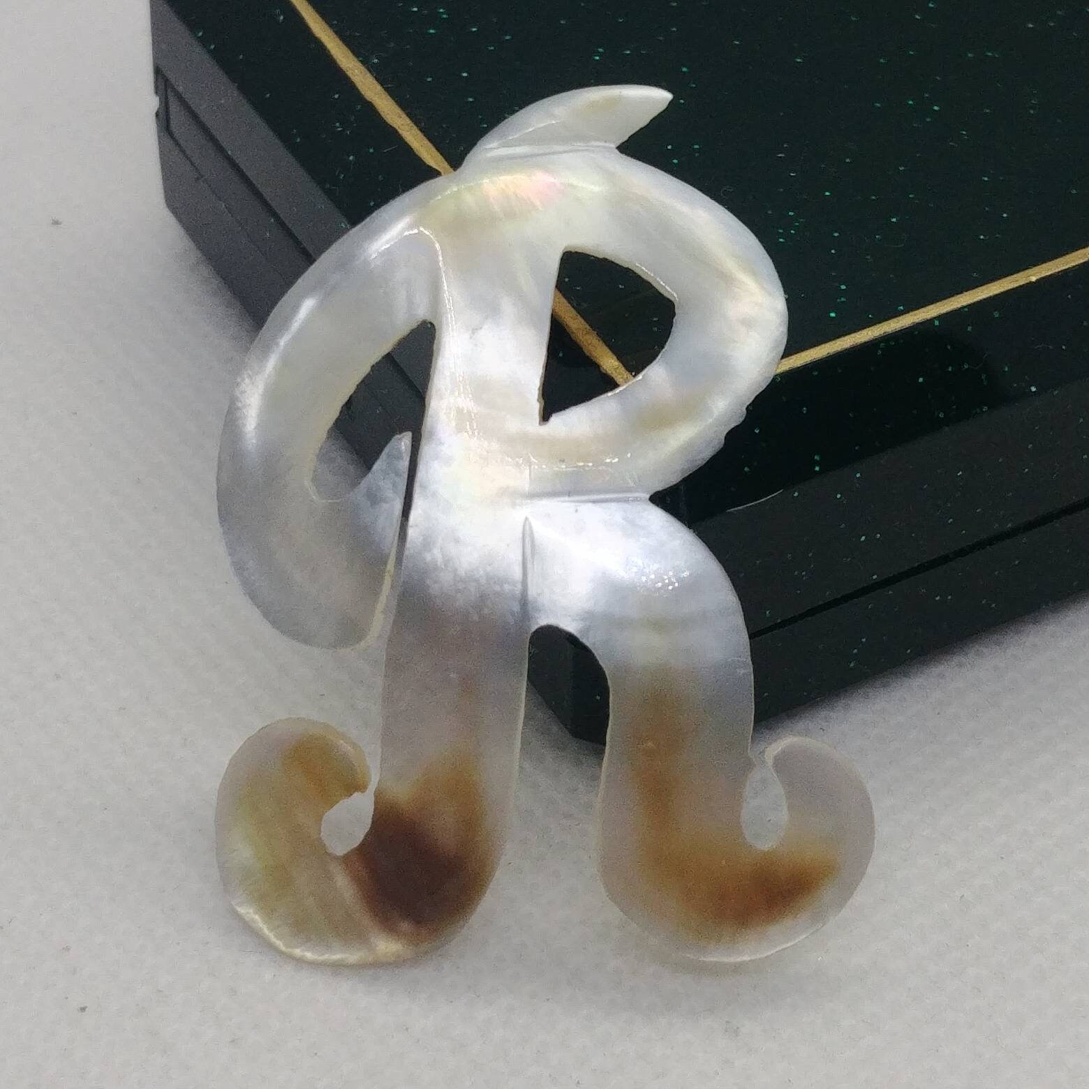 Vintage Anstecknadel Buchstabe P Monogramm Name Initial Brosche Naturschale von VintageBijouStore