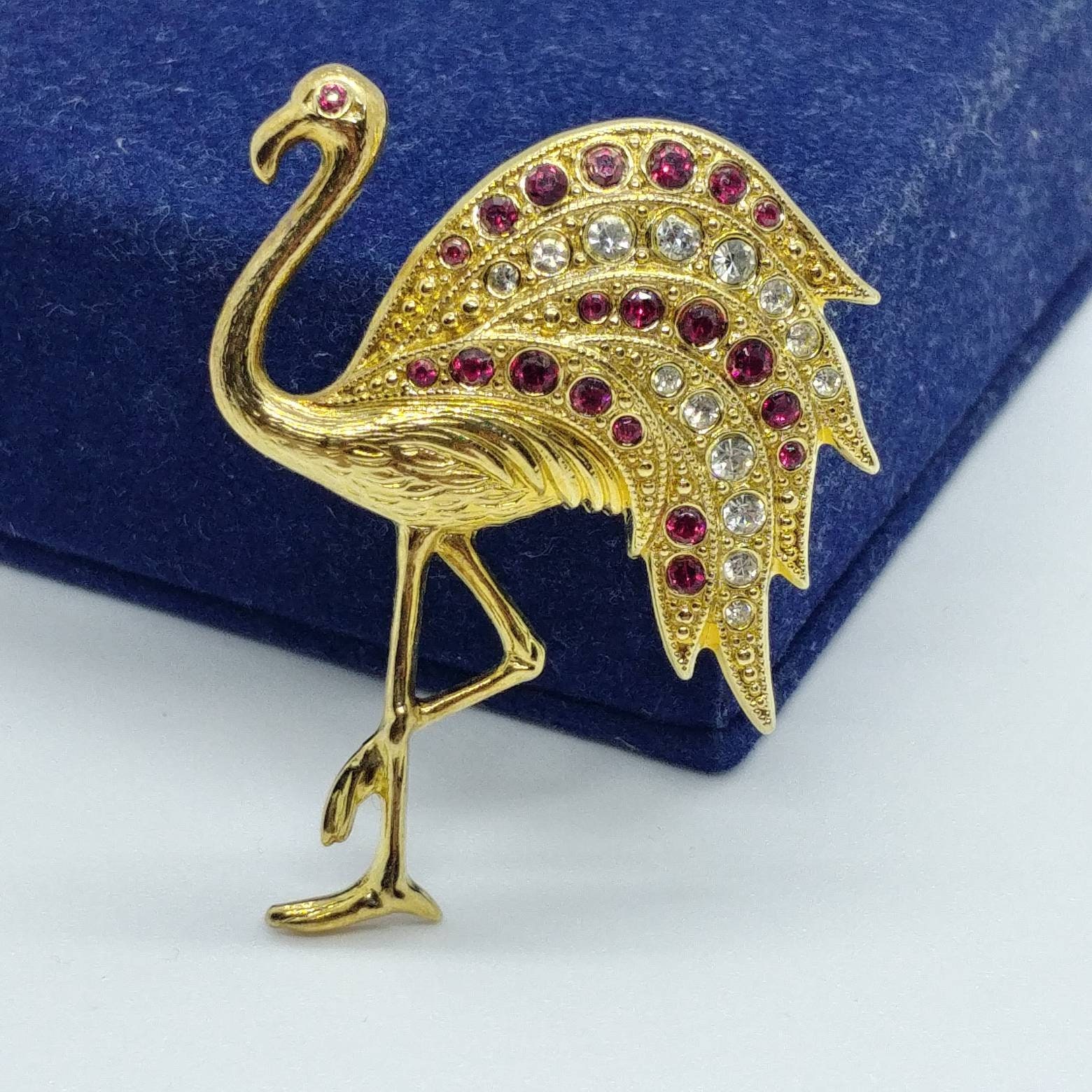 Vintage Antike Vogel/Flamingo/straus Brosche Altgoldton Mit Roten Kristallen von VintageBijouStore