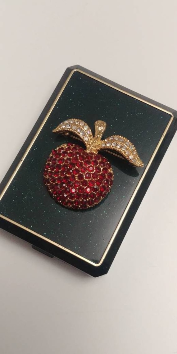 Vintage Apfel Brosche Gold-Ton Mit Rubin Roten Kristallen von VintageBijouStore