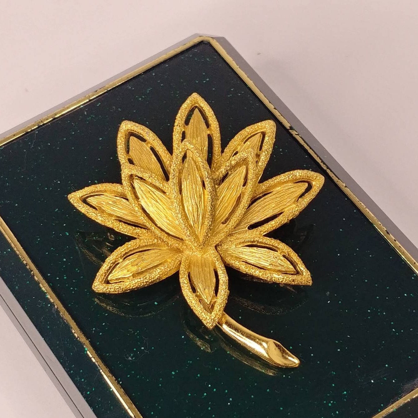 Vintage Avon Gold-Ton Blumenbrosche von VintageBijouStore