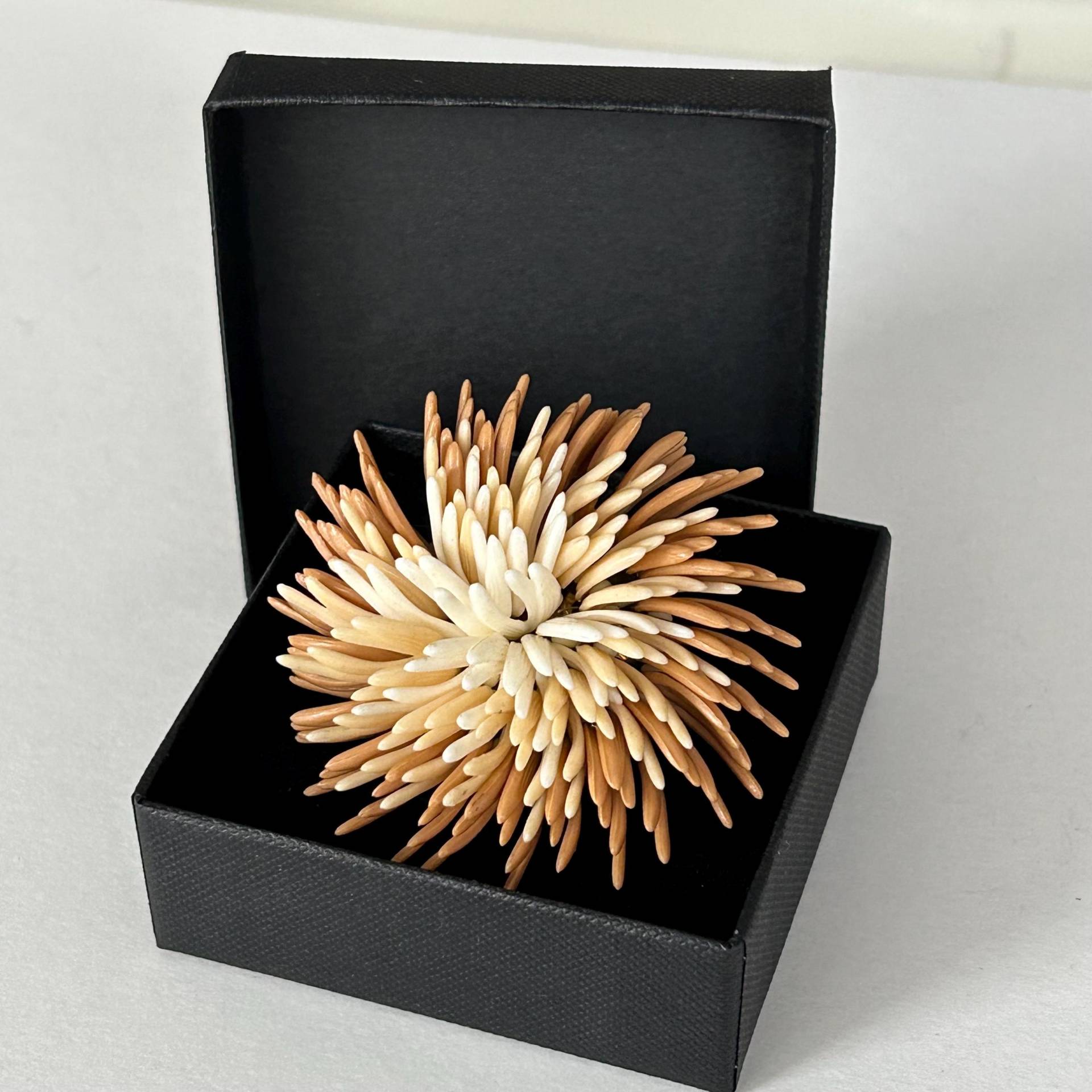 Vintage Bakelit Blumen-Brosche in Den Farben Braun, Gelb Und Orange von VintageBijouStore