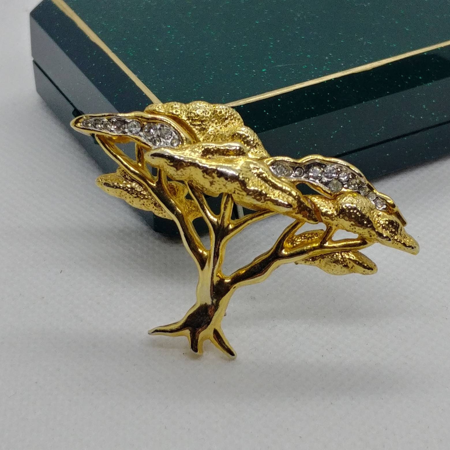 Vintage Baumbrosche in Goldfarben Mit Strass von VintageBijouStore