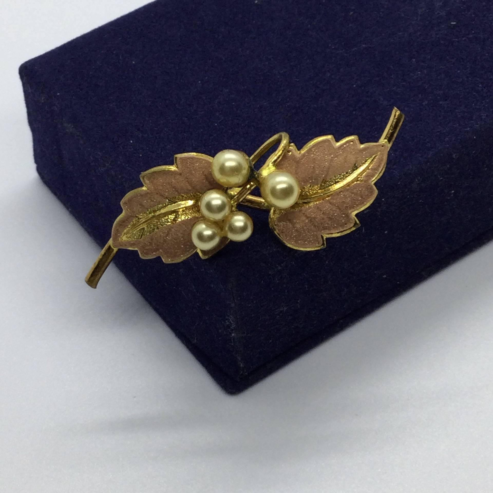 Vintage Blüten/Blatt Gold Brosche Mit Perlen von VintageBijouStore