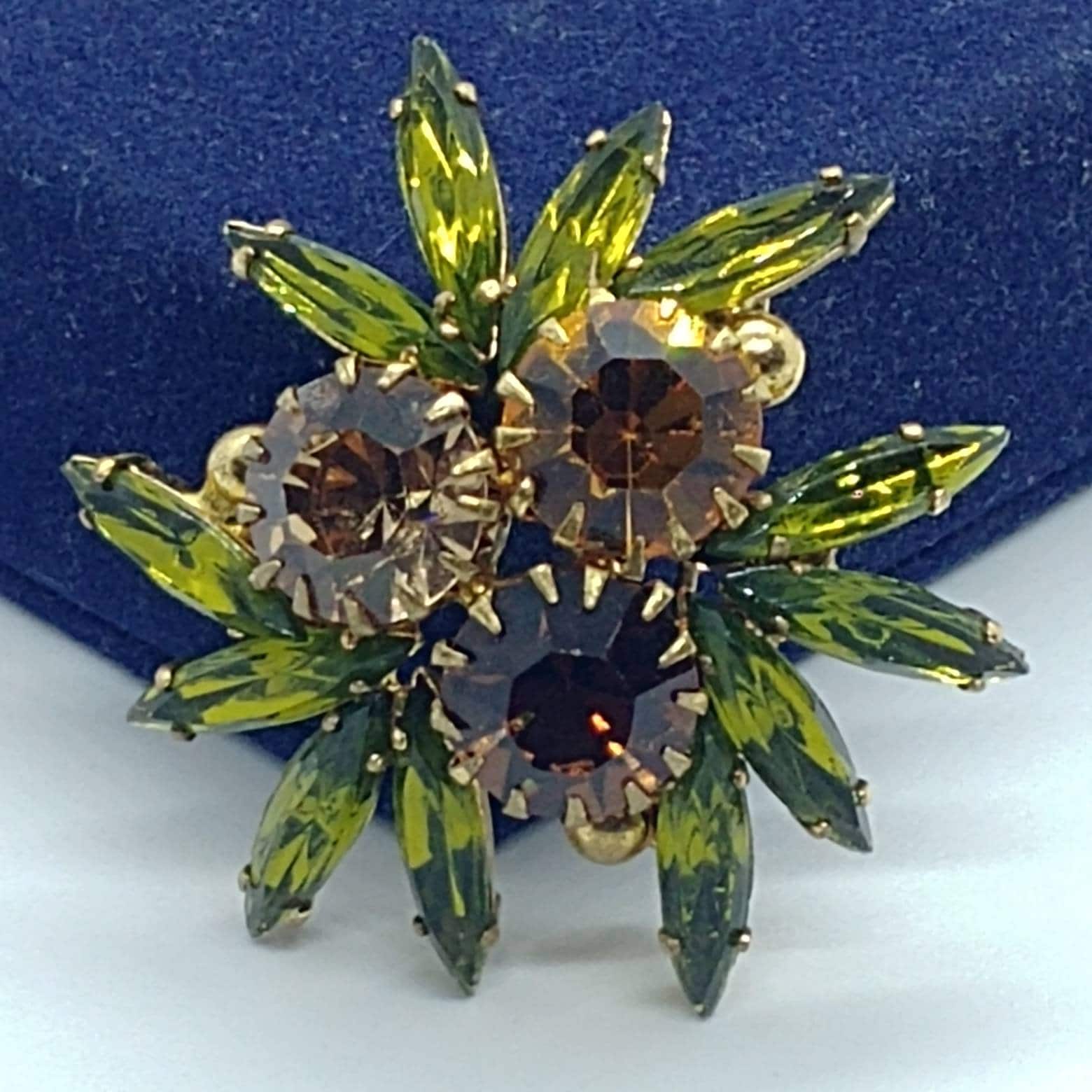 Vintage Blumen Brosche Braun & Grün Kristall Strass Anstecknadel von VintageBijouStore