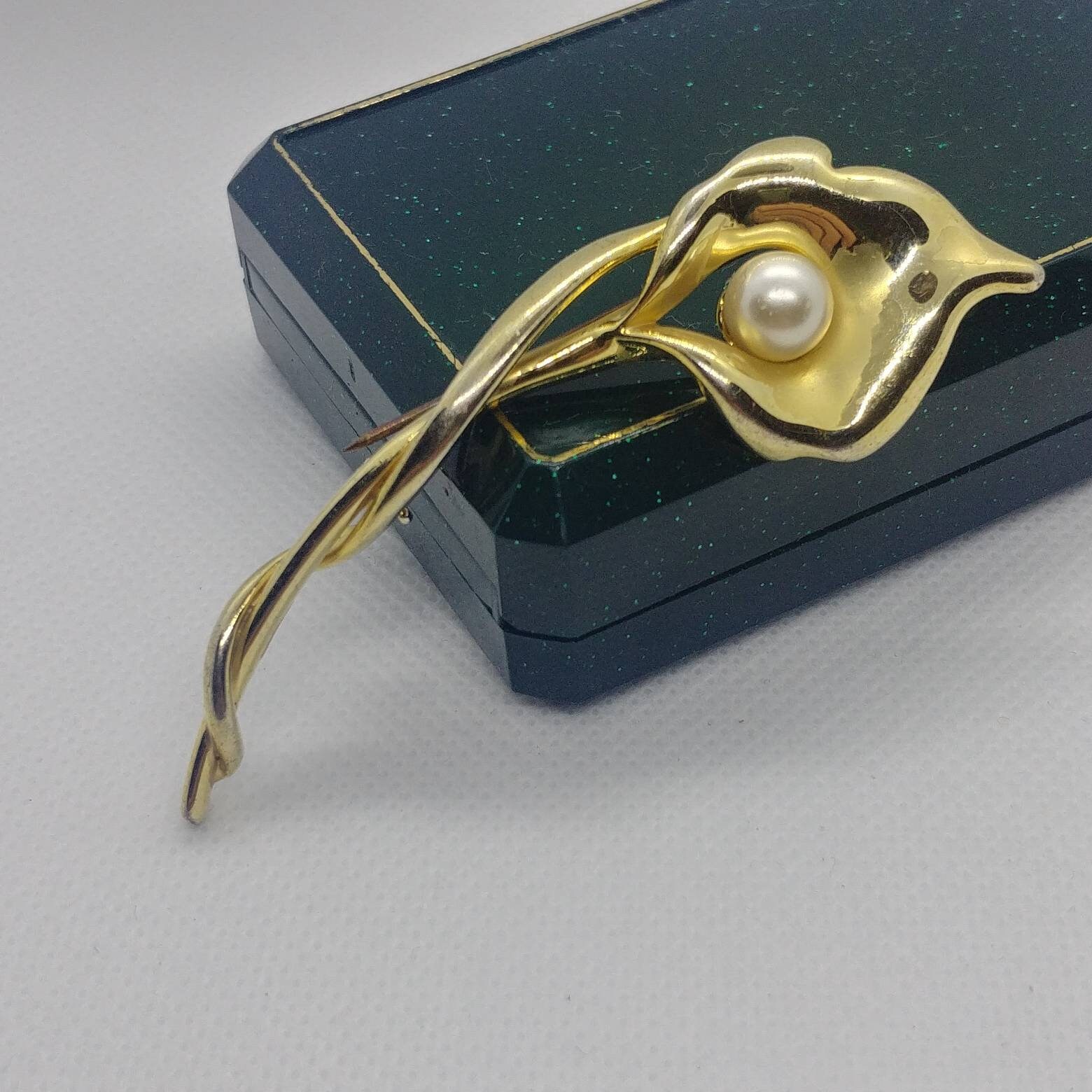 Vintage Blumen Gold Brosche Mit Perlen von VintageBijouStore