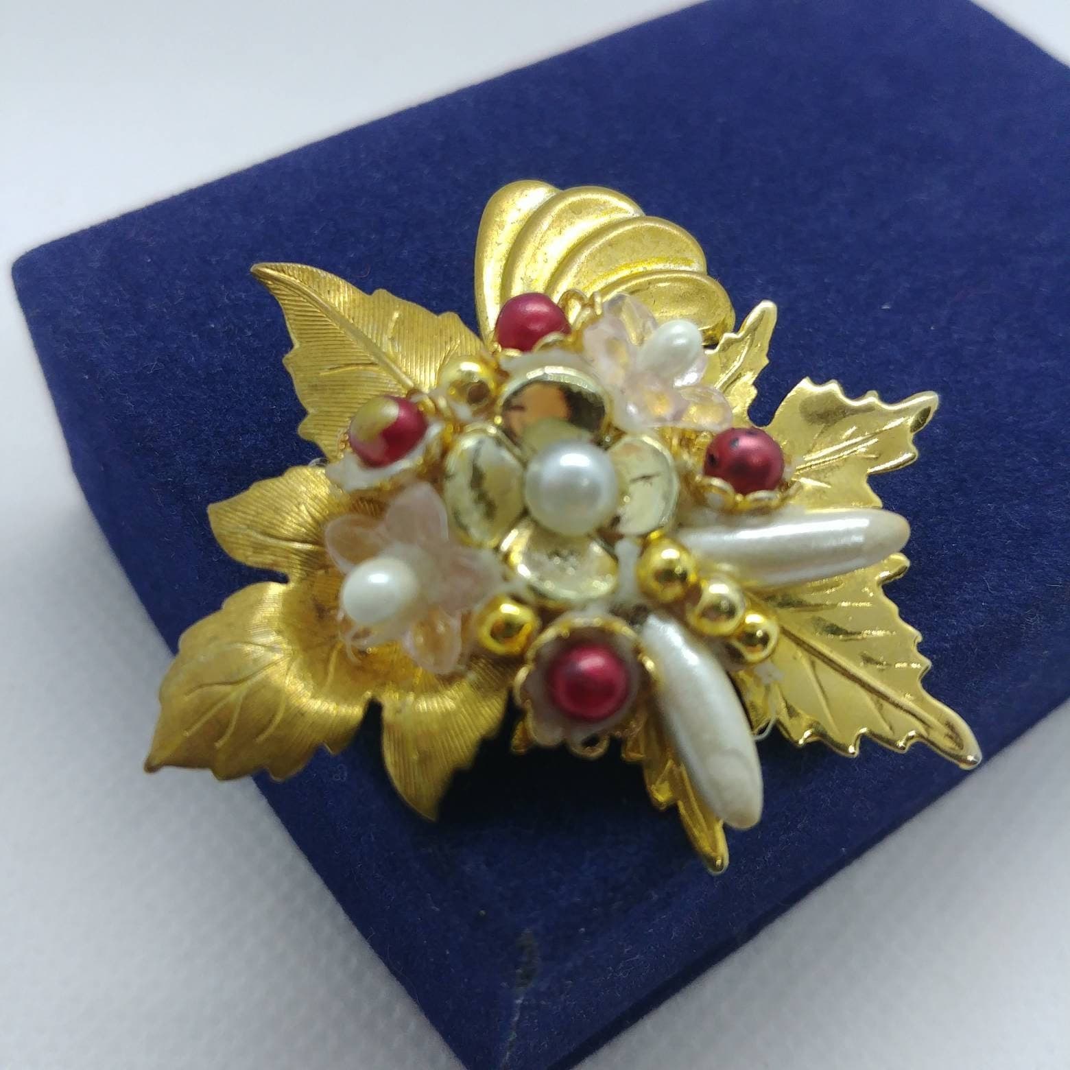 Vintage Blumenbrosche Mit Perlen von VintageBijouStore