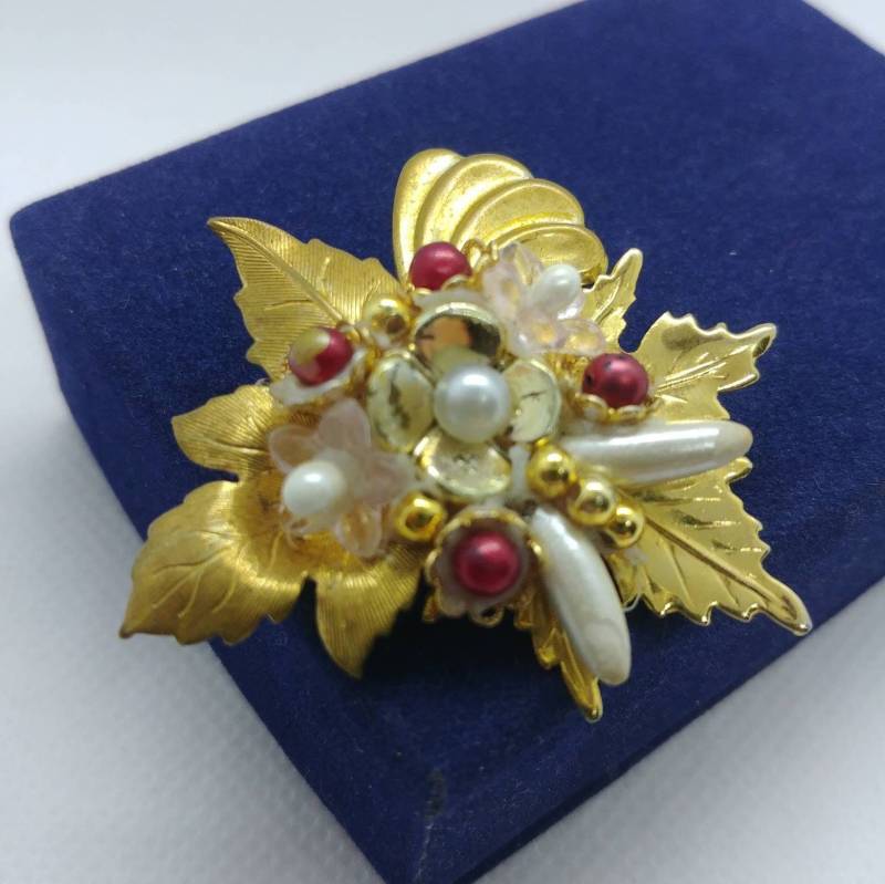 Vintage Blumenbrosche Mit Perlen Vintage Blumenbrosche Mit Perlen von VintageBijouStore