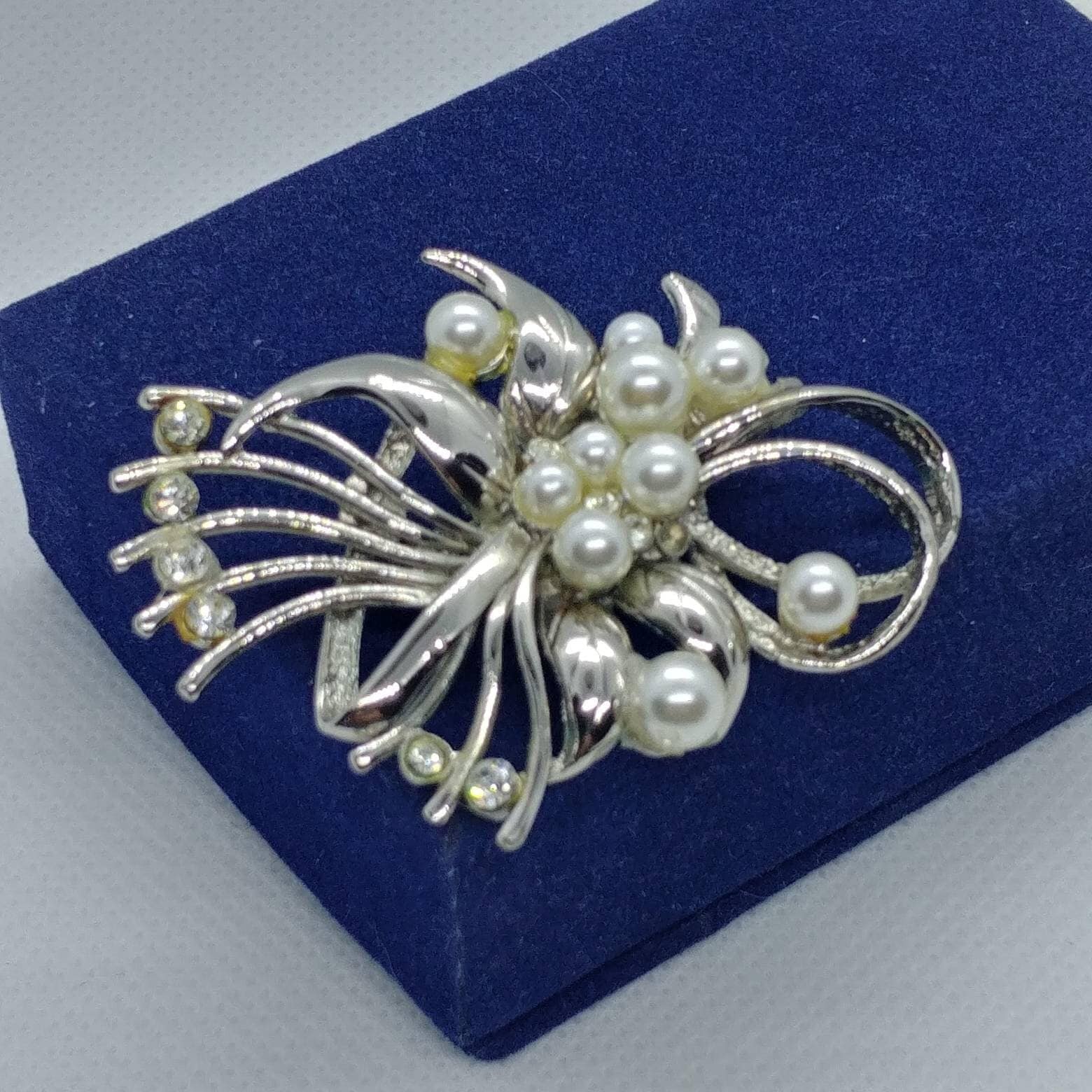 Vintage Blumenbrosche Silberfarben Mit Perlen von VintageBijouStore