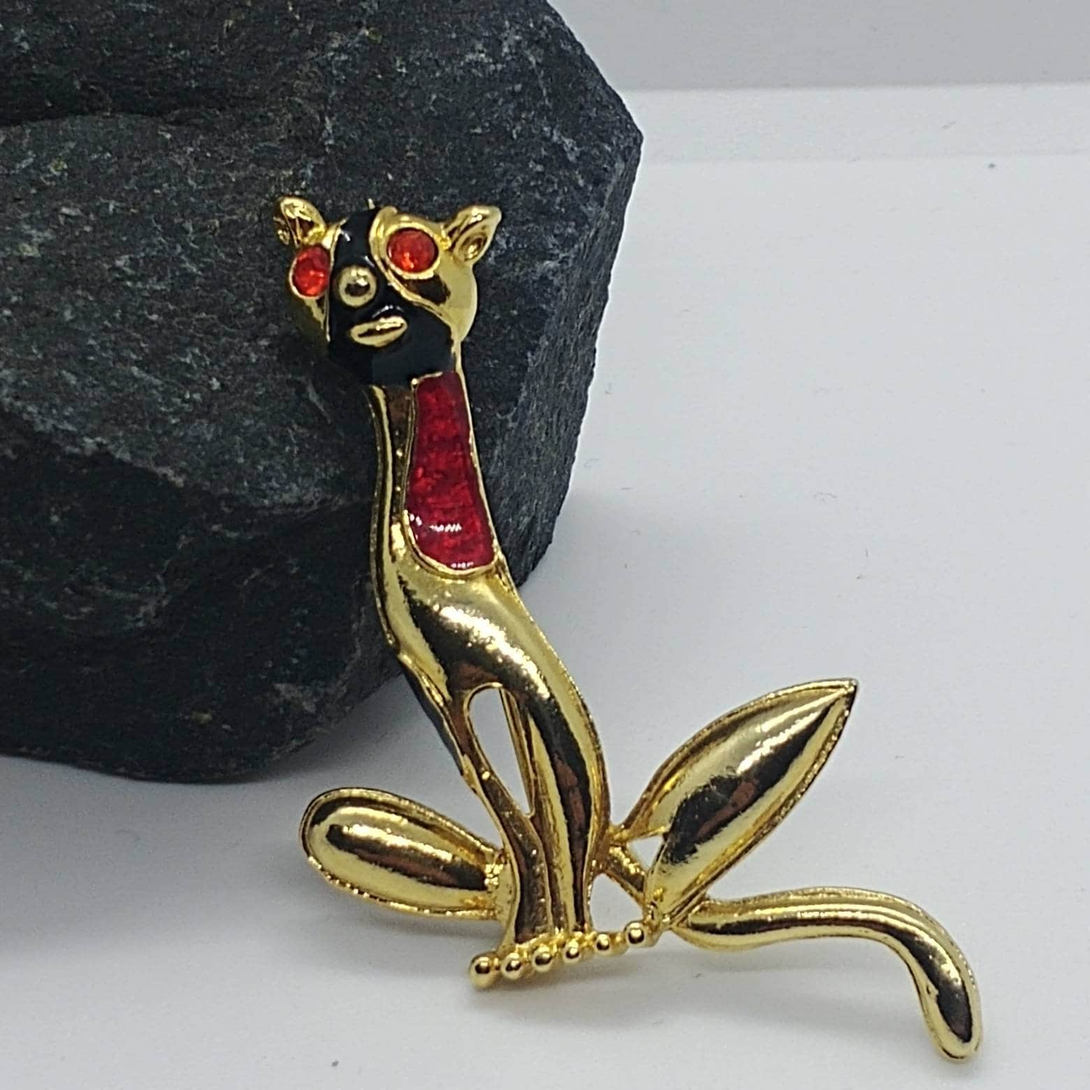 Vintage Brosche, Anstecknadel Goldfarben Mit Schwarz Roter Emaille von VintageBijouStore