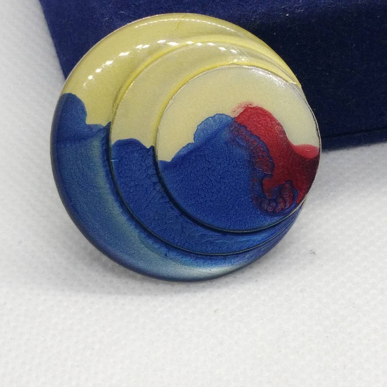 Vintage Brosche/ Anstecknadel Mit Blau, Gelb, Roter Emaille von VintageBijouStore